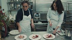 Josie prepara el postre de su final basado en Jackie Kennedy en el segundo programa de Navidades Rasé