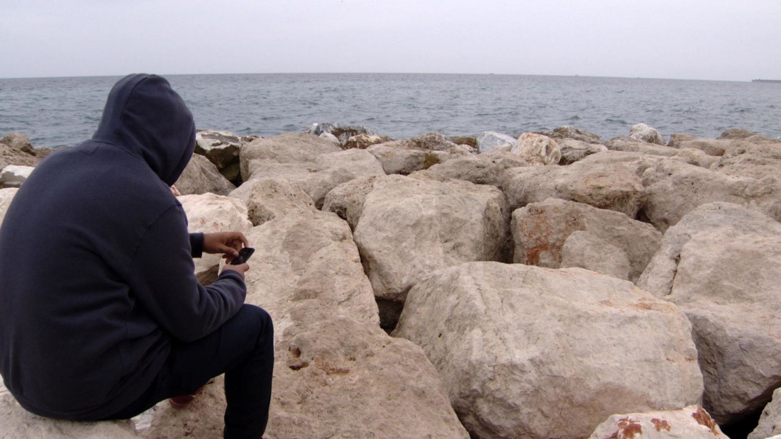 Mohammed observa la costa