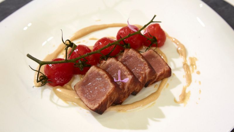 Receta de "Lomo de at�n, crema de ajos asados y almendra y tomatitos en rama"