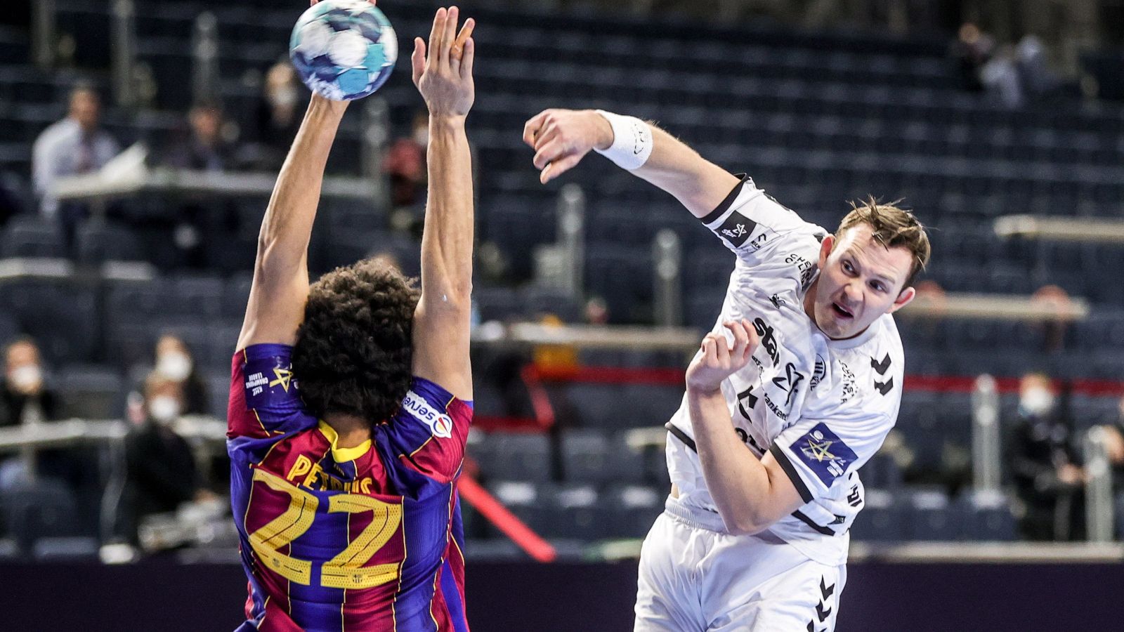 Sander Sagosen lanza ante la defensa de Petrus