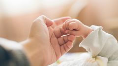 Tener hijos en 2021: los permisos iguales e intransferibles para madres y padres son ya una realidad en España