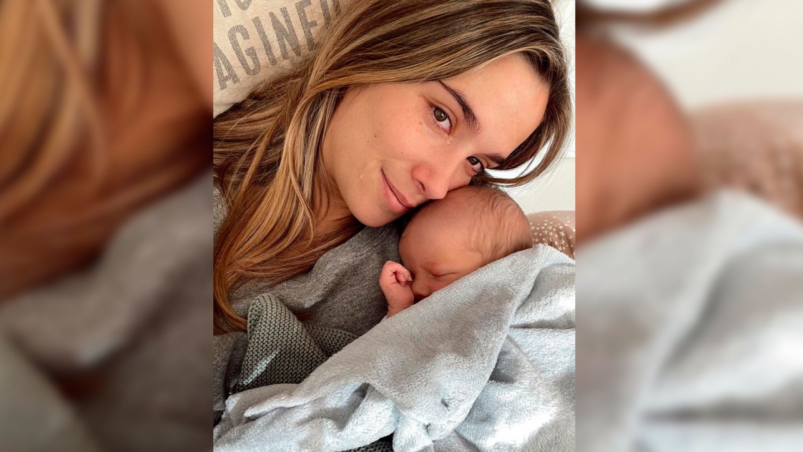 María Pombo con su hijo Martín en casa