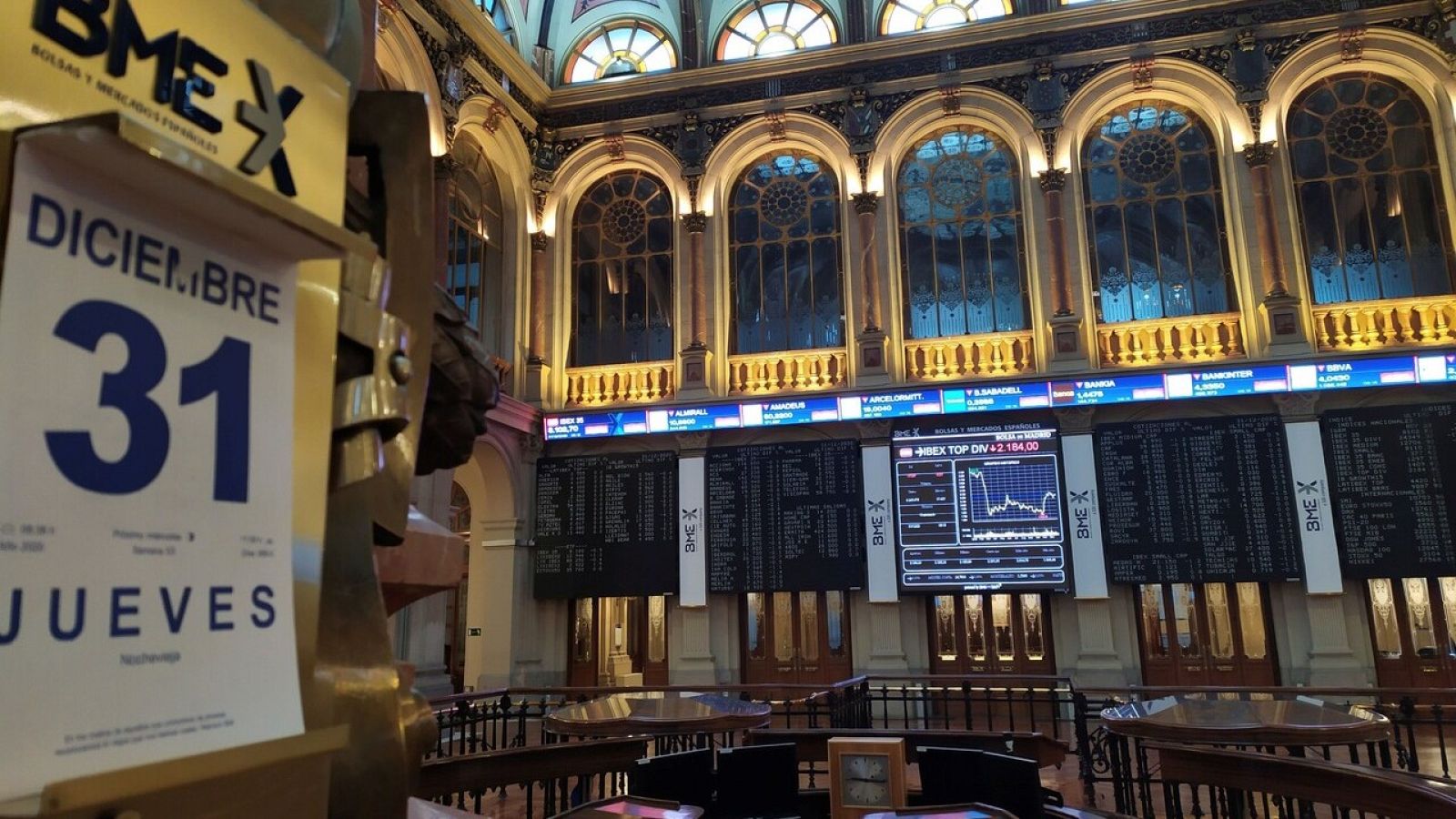 Vista del general del parqué madrileño de la Bolsa española en la última sesión del año.