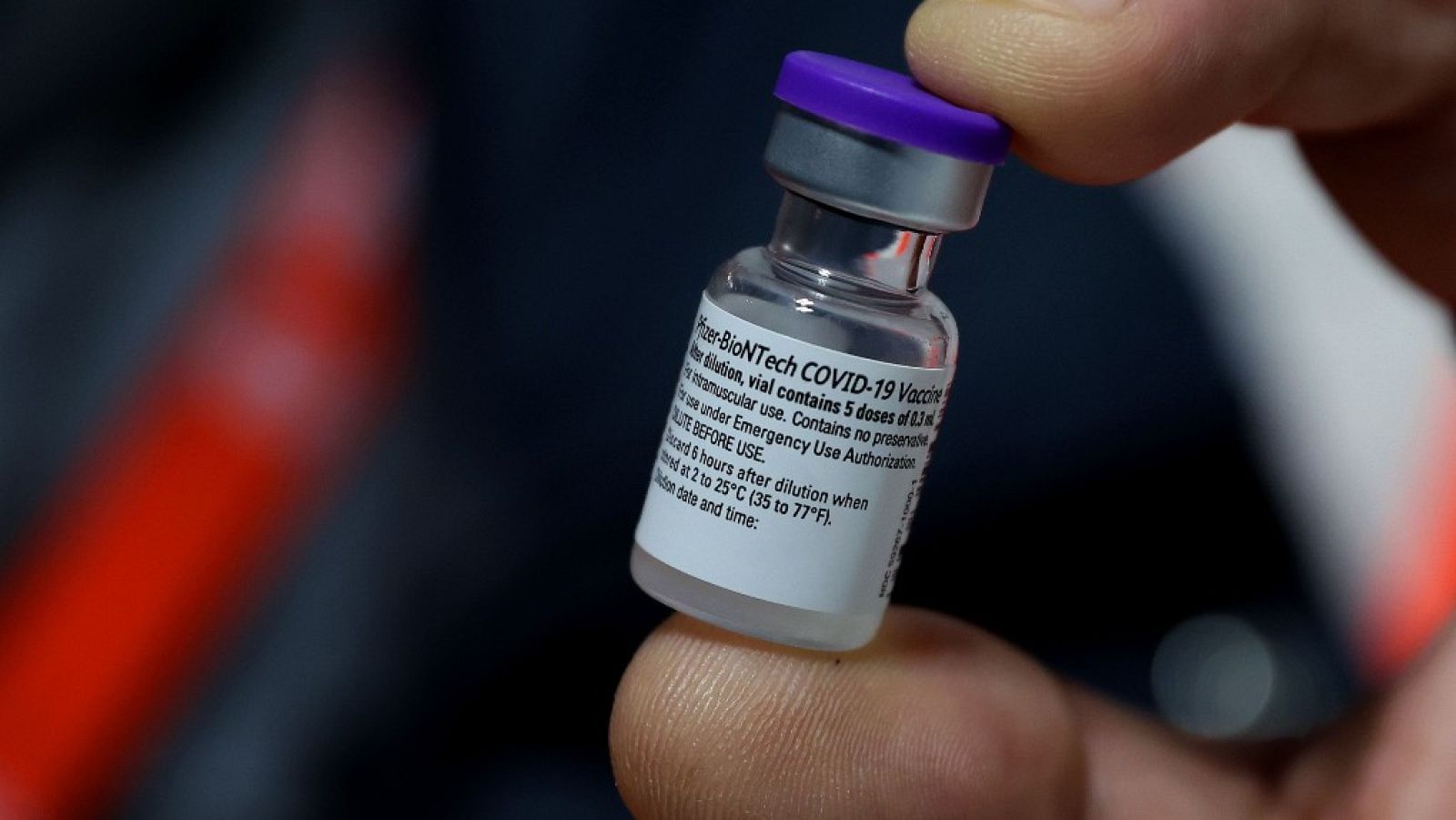 Un sanitario sujetando una dosis de la vacuna contra la COVID-19 de Pfizer-BioNTech.