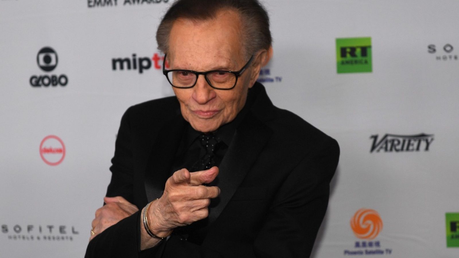 El periodista estadounidense Larry King posando antes de la gala de los Premios Emmy de 2017.