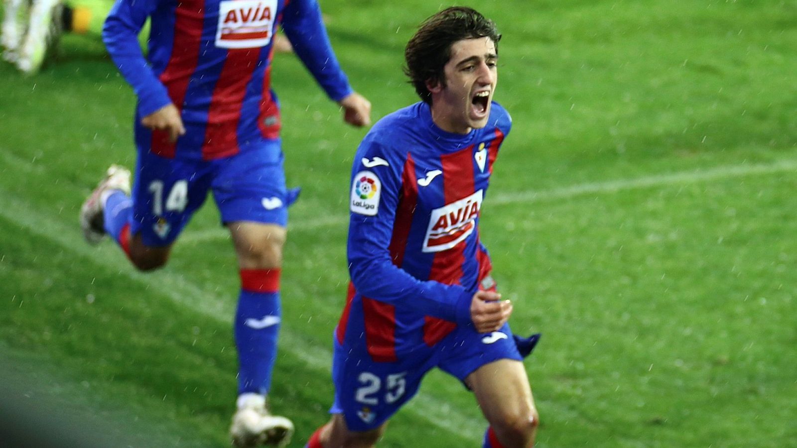 El delantero del Eibar, Bryan Gil Salvatierra celebra su gol ante el Granada durante el partido de la jornada 17 de LaLiga Santander