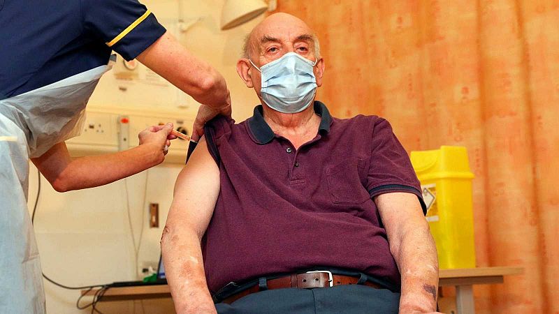 Un paciente de diálisis británico de 82 años, la primera persona del mundo en recibir la vacuna de Oxford