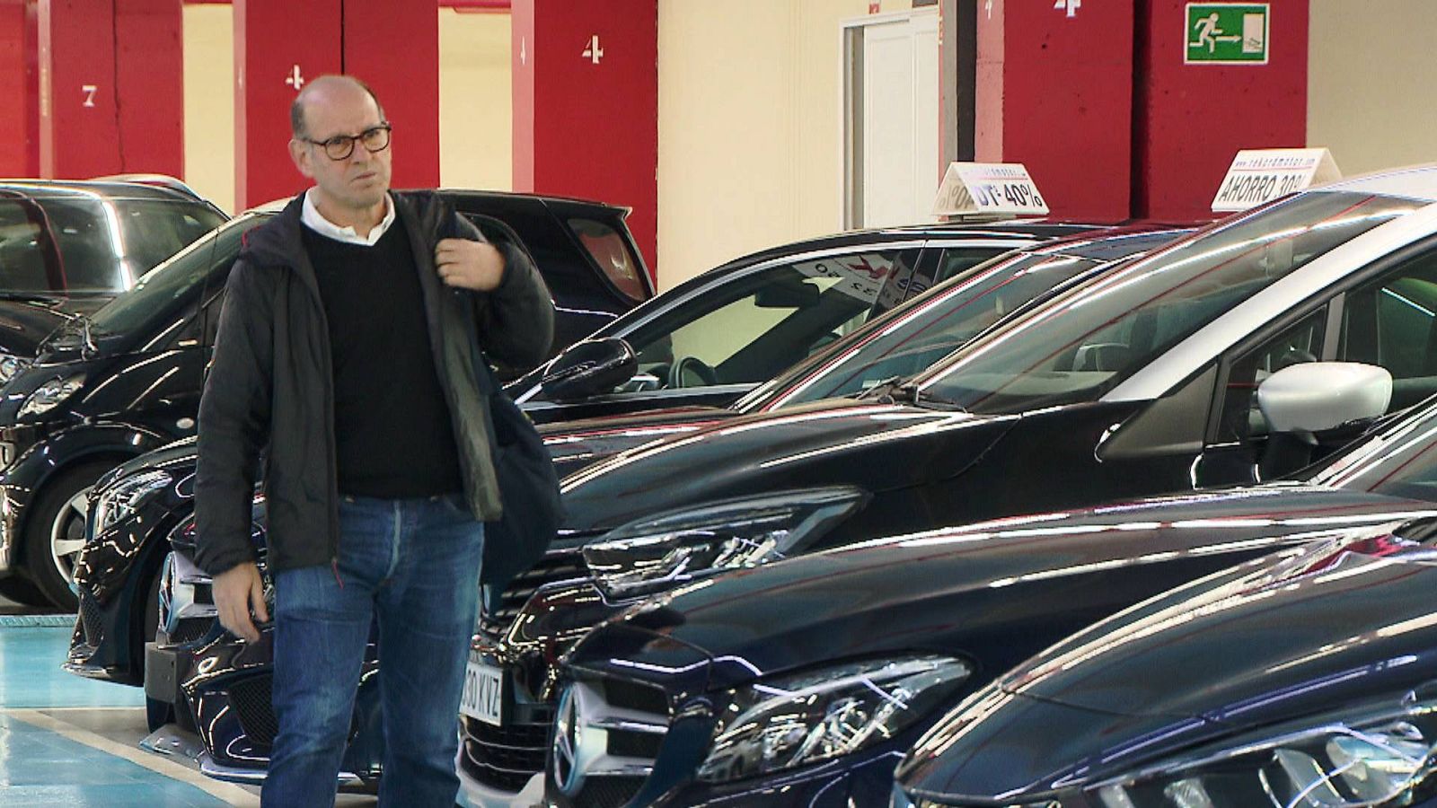 Un cliente pasea por un concesionario