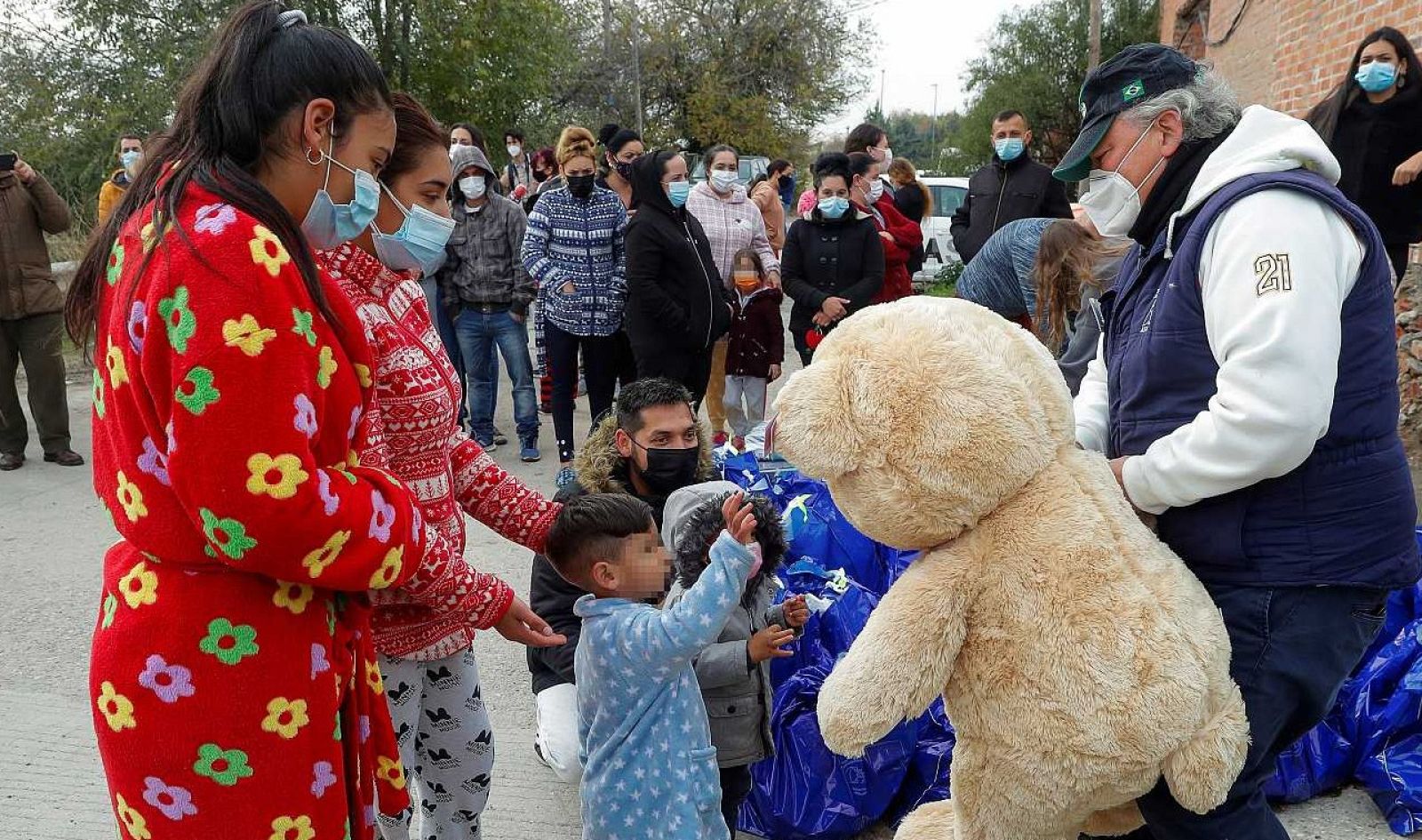 Fundación Madrina entrega a niños alimentos y material infantil de primera necesidad en la Cañada Real