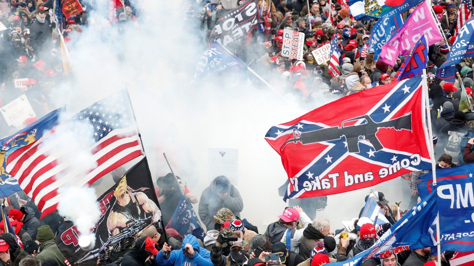 La Policía lanza gases lacrimógenos para dispersar a los manifestantes