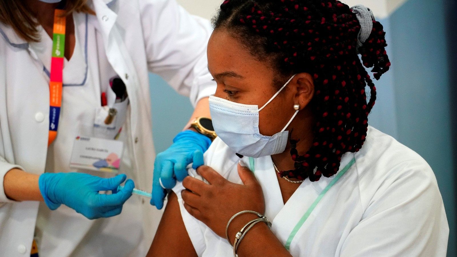 La trabajadora de una residencia de ancianos en Madrid recibe la primera dosis de la vacuna