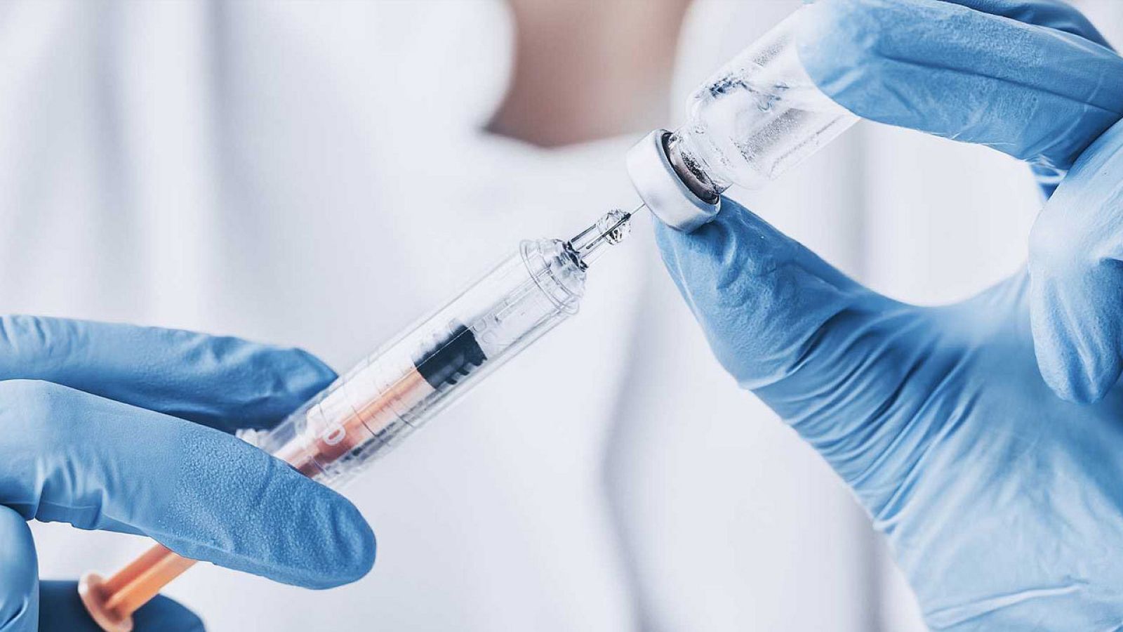 Els mossos alerten d'estafadors que exigeixen diners per vacunar contra la covid-19