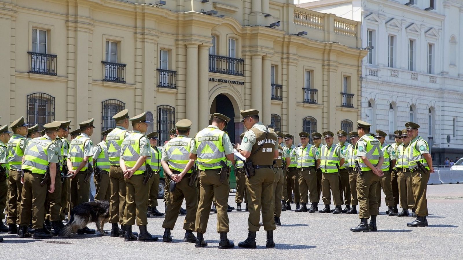 Carabineros chilenos en la Plaza de Armas en Santiago de Chile