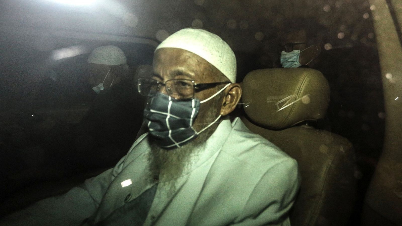Abu Bakar Bashir, supuesto cerebro de los atentados de Bali de 2002, en un coche tras salir de la cárcel de Gunung Sindur, al sur de Yakarta (Indonesia).