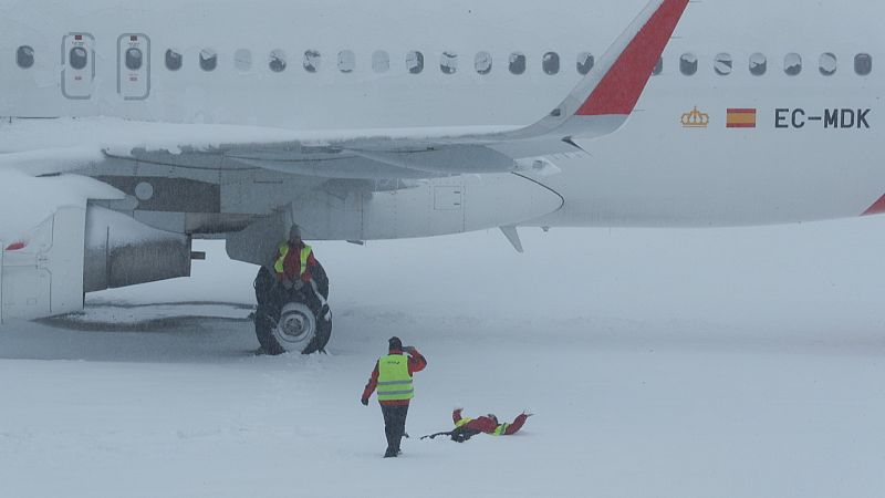 El temporal obliga a cerrar el aeropuerto de Barajas y a suspender los viajes en tren y autobús en Madrid 