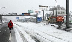 Madrid retoma el servicio de trenes y Barajas ya opera salidas, pero aún hay 700 carreteras afectadas en España