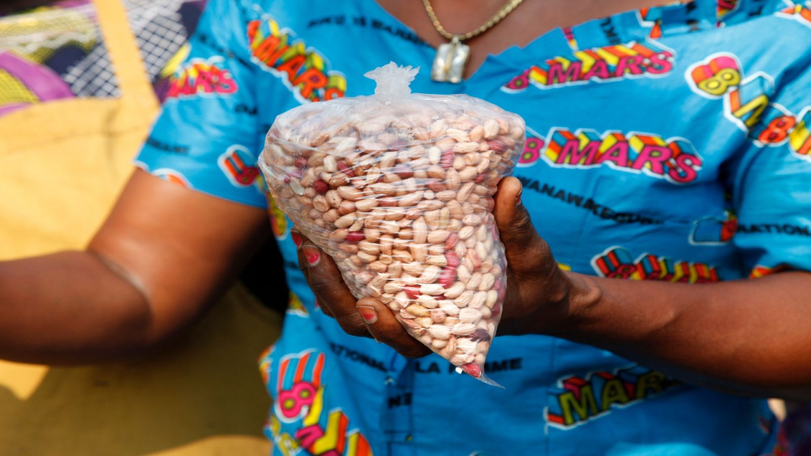 Elyse Musandji sostiene una bolsa de cacahuetes