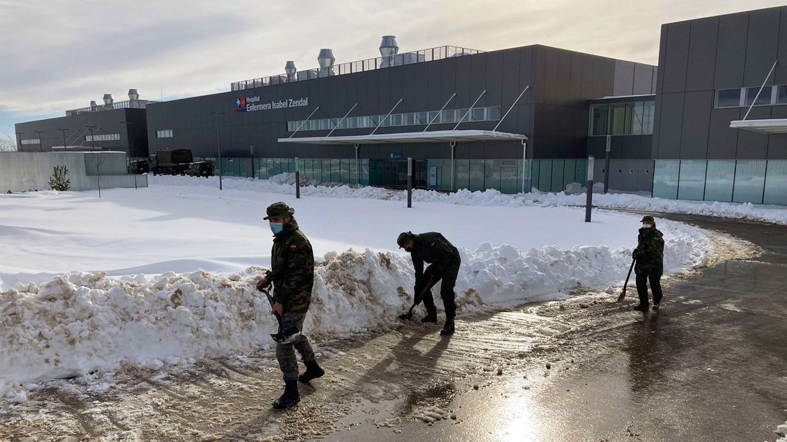Efectivos de la Unidad Militar de Emergencia (UME) trabajan para despejar la entrada al Hospital Isabel Zendal de Madrid.