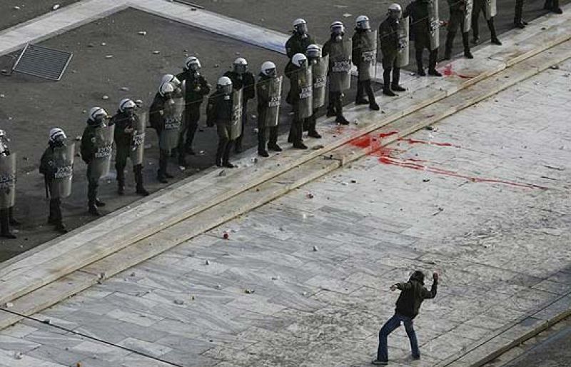 Ocho pequeños artefactos estallan en Atenas en la séptima noche de violencia