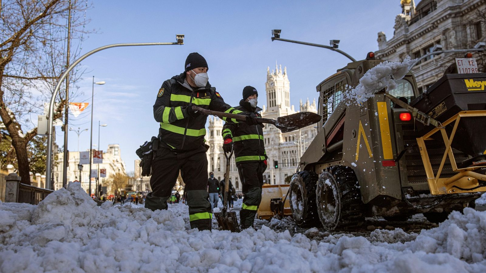 Efectivos de la UME despejan de nieve el centro de Madrid