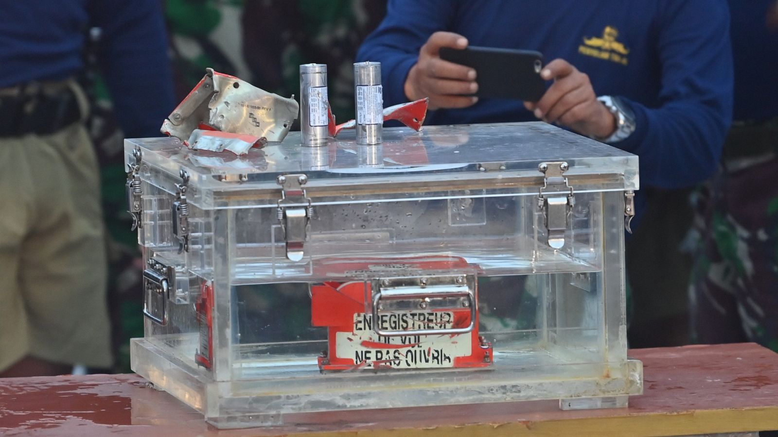 Localizan una de las cajas negras del avión siniestrado en Indonesia