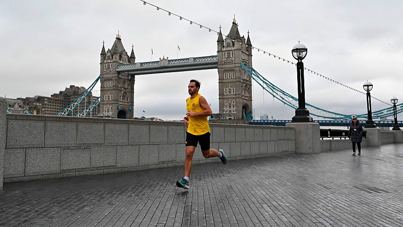 Confinamiento a la 'inglesa': los británicos desoyen las restricciones pese a las cifras récord de muertos y contagiados 