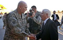 Visitas sorpresa de Gordon Brown a Afganistán y del estadounidense Robert Gates a Irak