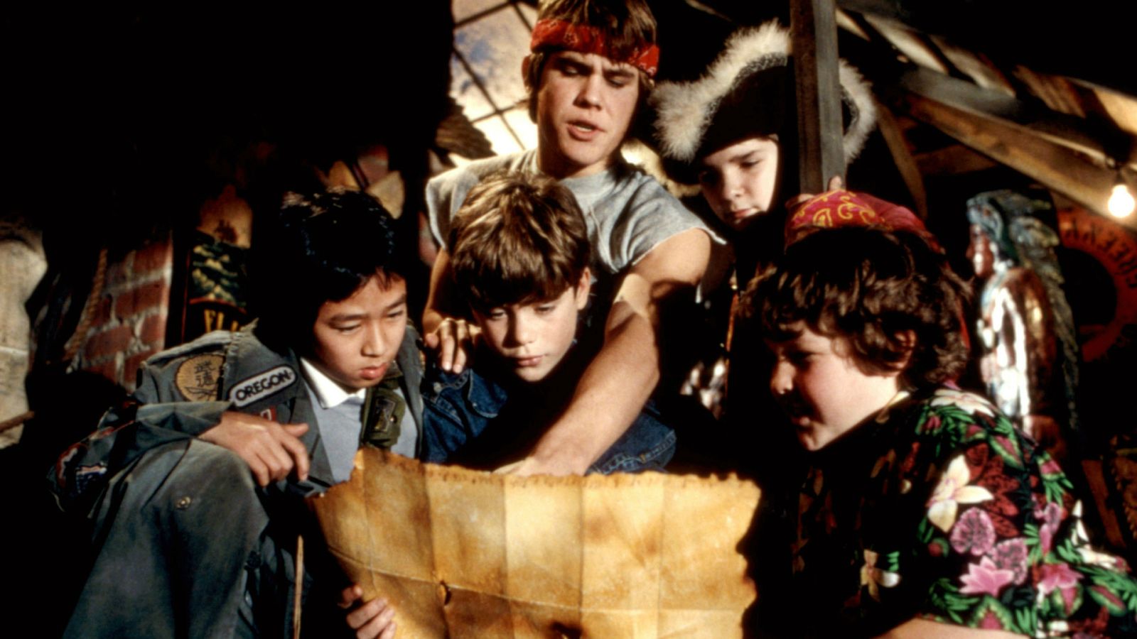 Ke Huy Quan (Jonathan Ke Quan), Sean Astin, Josh Brolin, Corey Feldman y Jeff Cohen en 'Los Goonies' (1985)