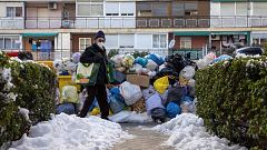 Madrid, seis días después de la gran nevada: "Mi calle es una placa de hielo y hay montañas de basura de dos metros"