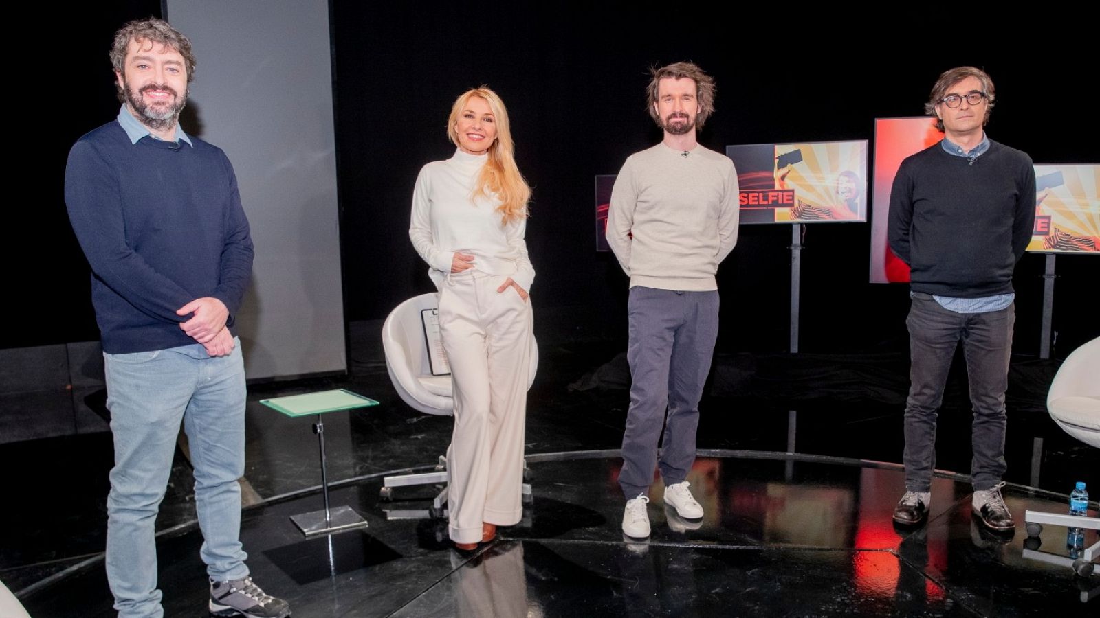 Cayetana Guillén Cuervo con el director Victor García León, el actor Santiago Alverú y el crítico  Luis Martínez