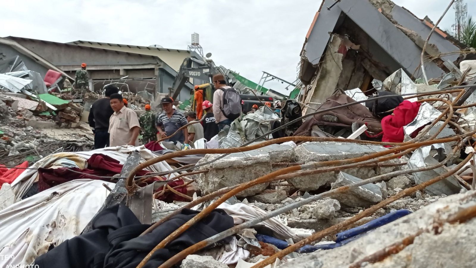 Suben a 56 los muertos por el terremoto en la isla indonesia de Célebes