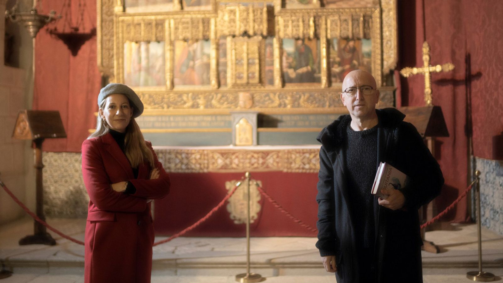 Óscar López con la escritora Eva García Sáenz de Urturi