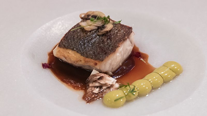 Lubina a baja temperatura, jugo de gamba roja, multiesf�rico de aceituna y setas en texturas