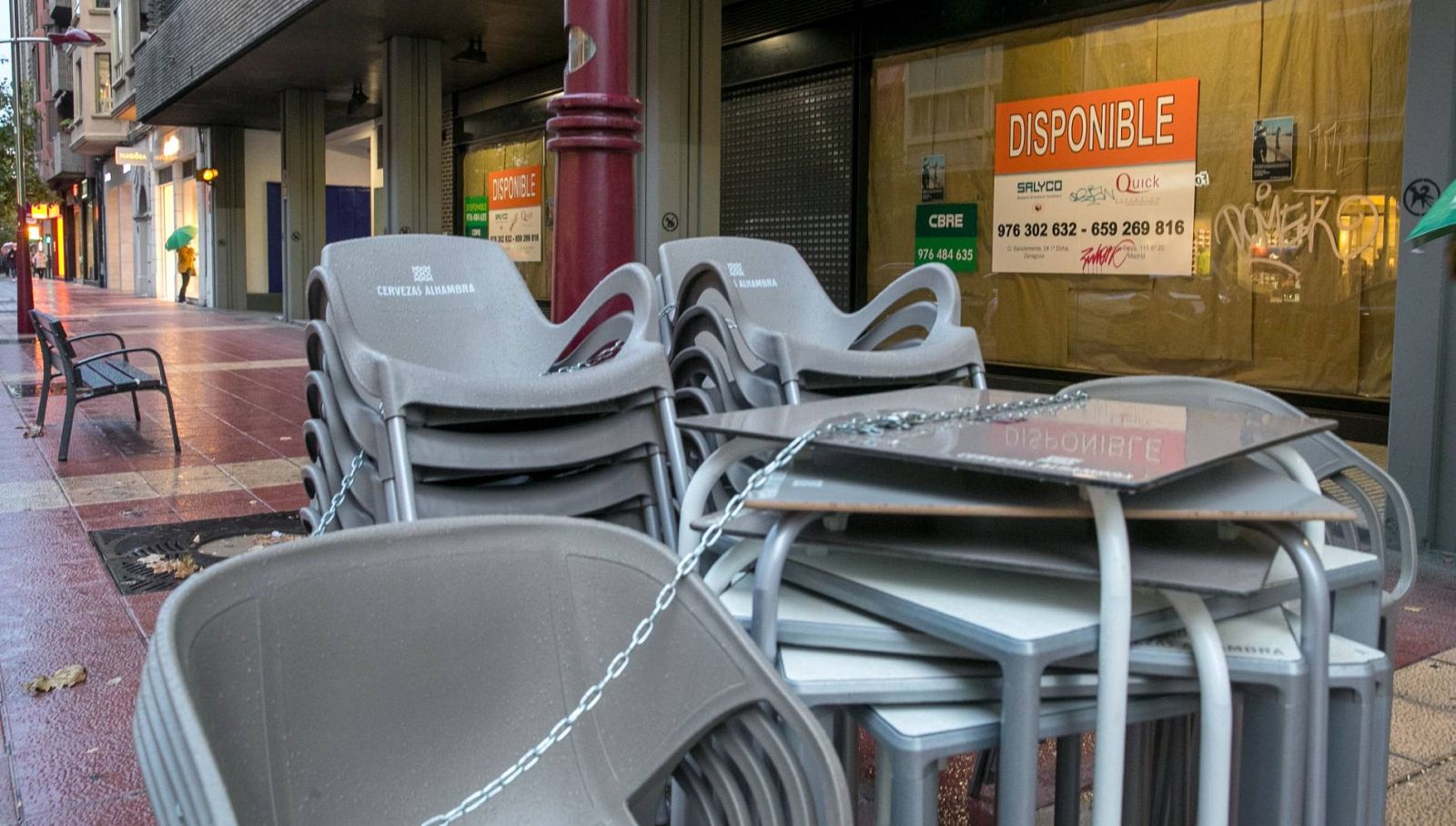 Vista de un establecimiento cerrado en Zaragoza por las restricciones