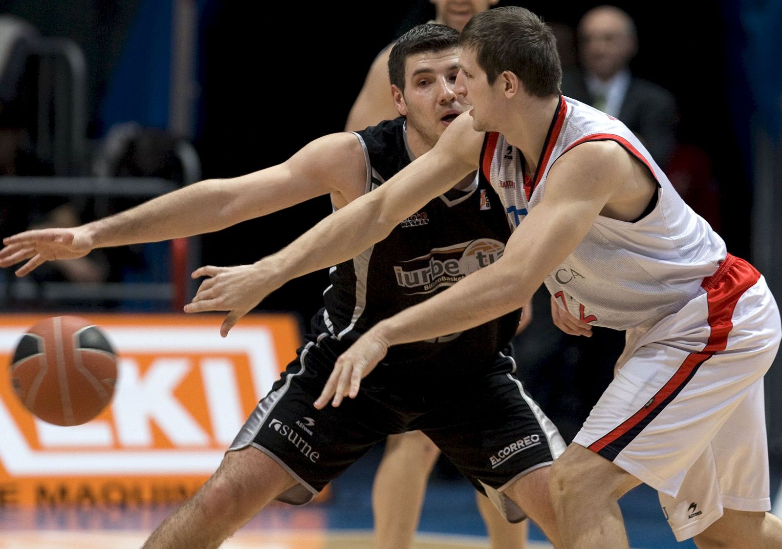 El Tau Vitoria se ha impuesto al Iurbentia Bilbao en el derbi vasco.