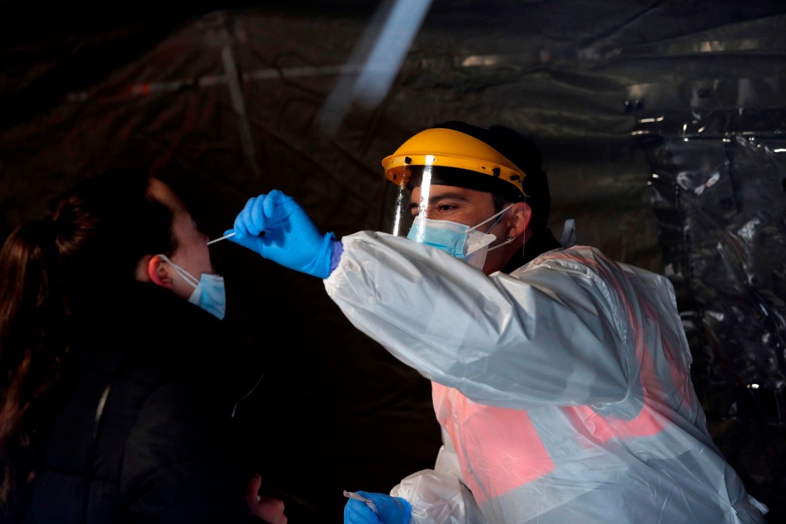 Una mujer se somete a un test de COVID-19