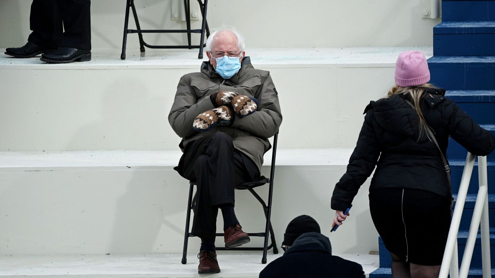 Bernie Sanders acude a la investidura de Biden con abrigo y mitones de comercios de Vermont