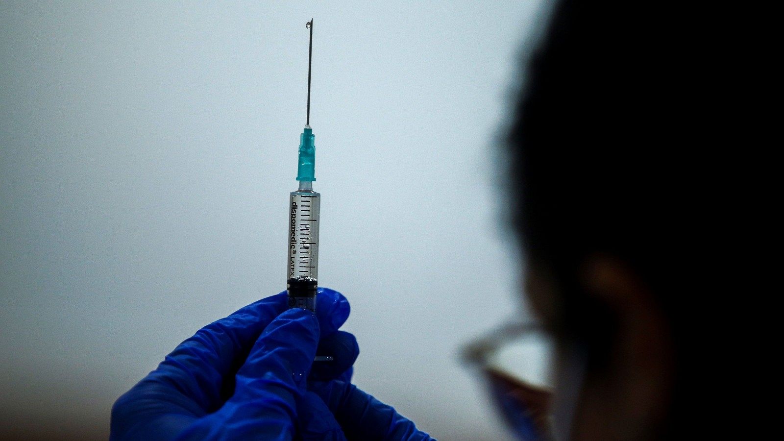 Personal sanitario prepara la segunda dosis de la vacuna contra la COVID-19 de Pfizer-BioNTech