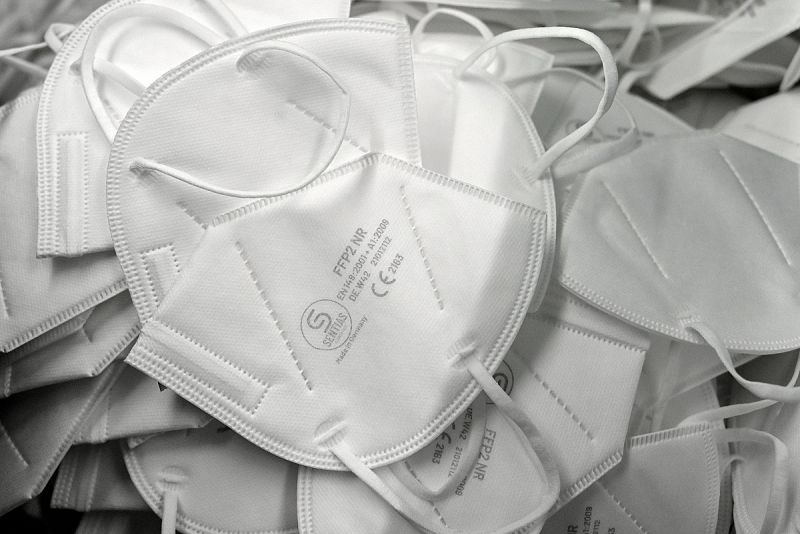 Francia se une a Alemania y pide no usar mascarillas caseras