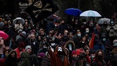 Sin mascarillas ni distancia en una protesta en Madrid contra la pandemia: "Illa, Illa, Illa, fuera mascarillas"
