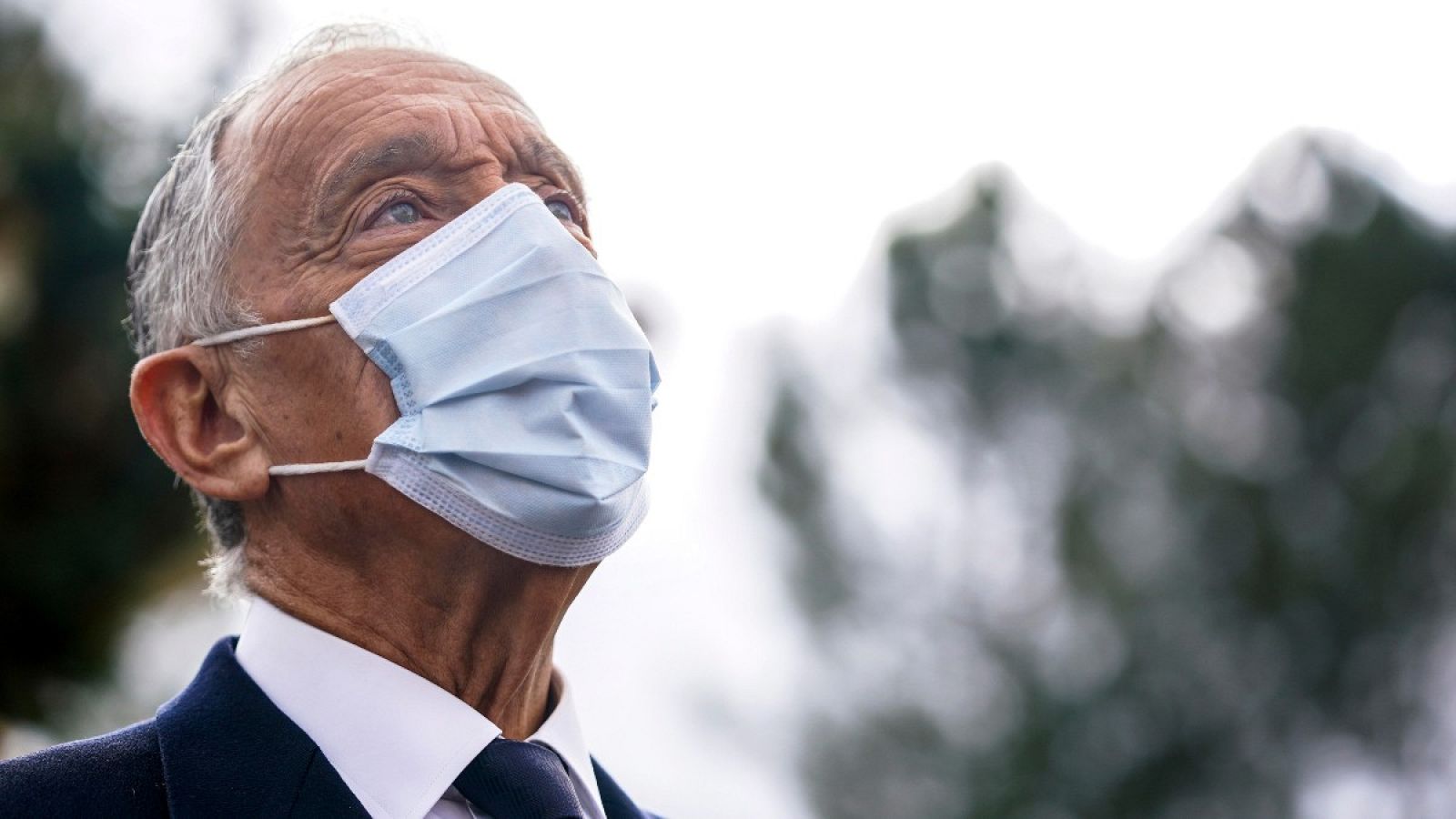 El presidente de Portugal, Marcelo Rebelo de Sousa, tras depositar su voto en la localidad de Celorico de Basto