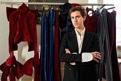 Arturo Obegero convierte en moda los telones de teatros que cerraron por la pandemia