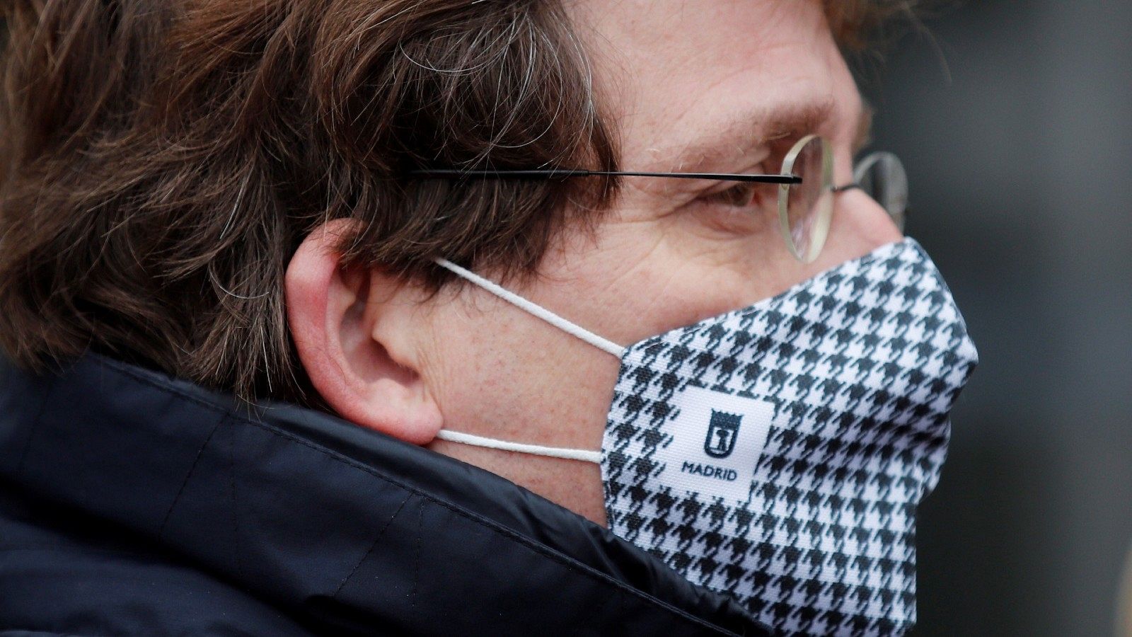 El alcalde de Madrid, José Luis Martínez-Almeida, guarda un minuto de silencio