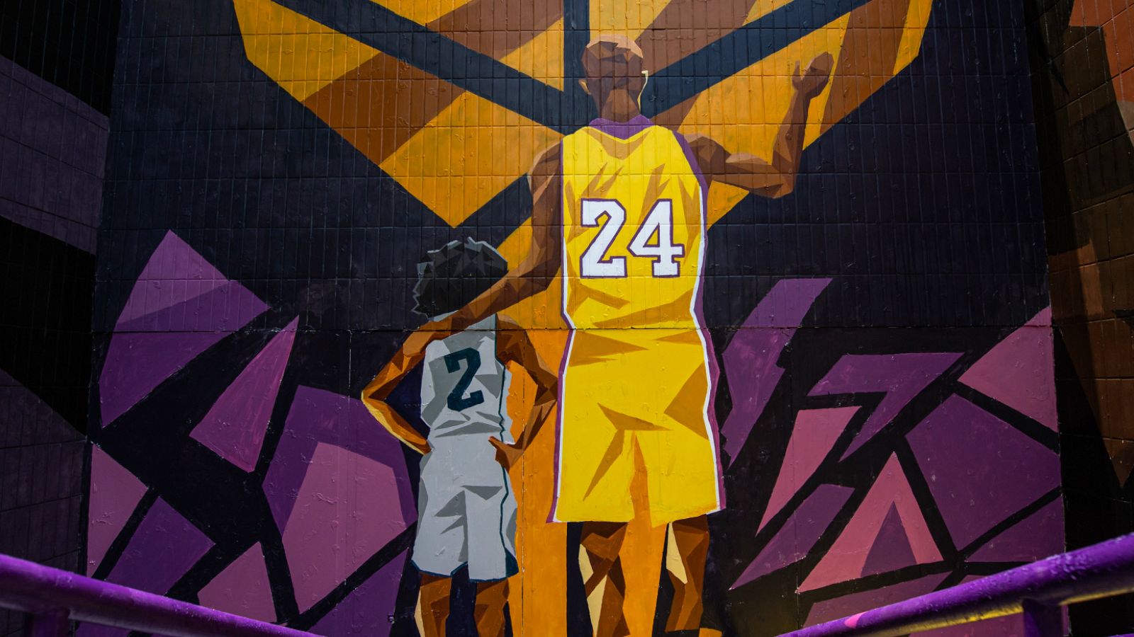 Grafiti homenaje de Kobe Bryant con su hija Gianna en la ciudad de Guangzhou, al sur de la provincia Guangdong en China