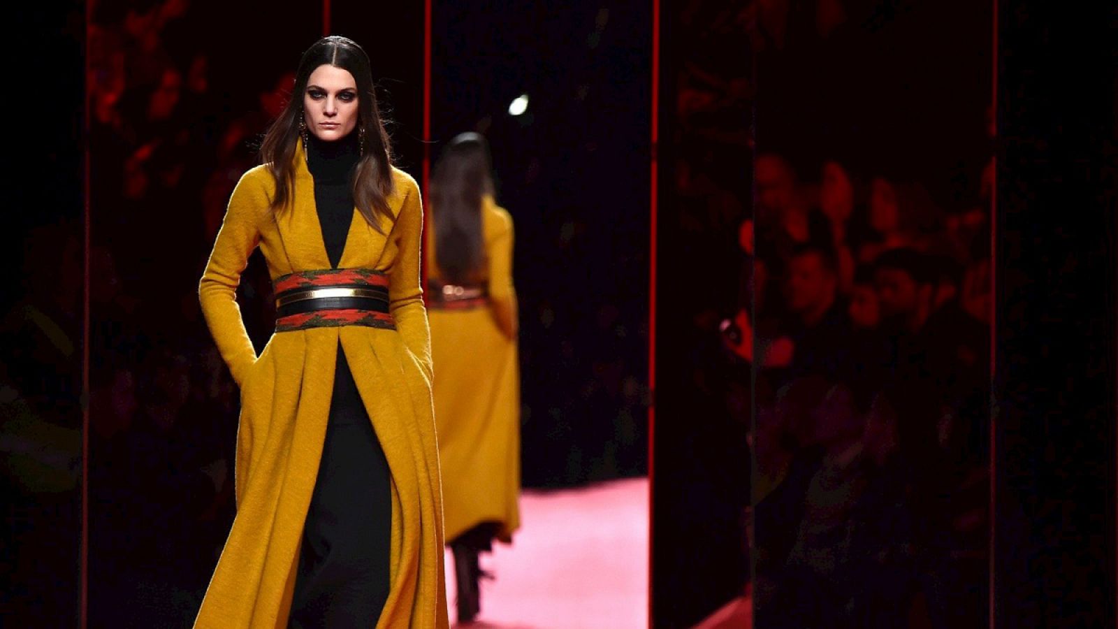 La top española Marina Pérez abre el desfile de Juanjo Oliva.EFE