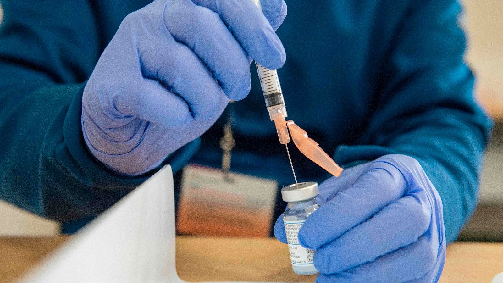 Un sanitario extrae una dosis de la vacuna contra el covid de Moderna, en una imagen de archivo.