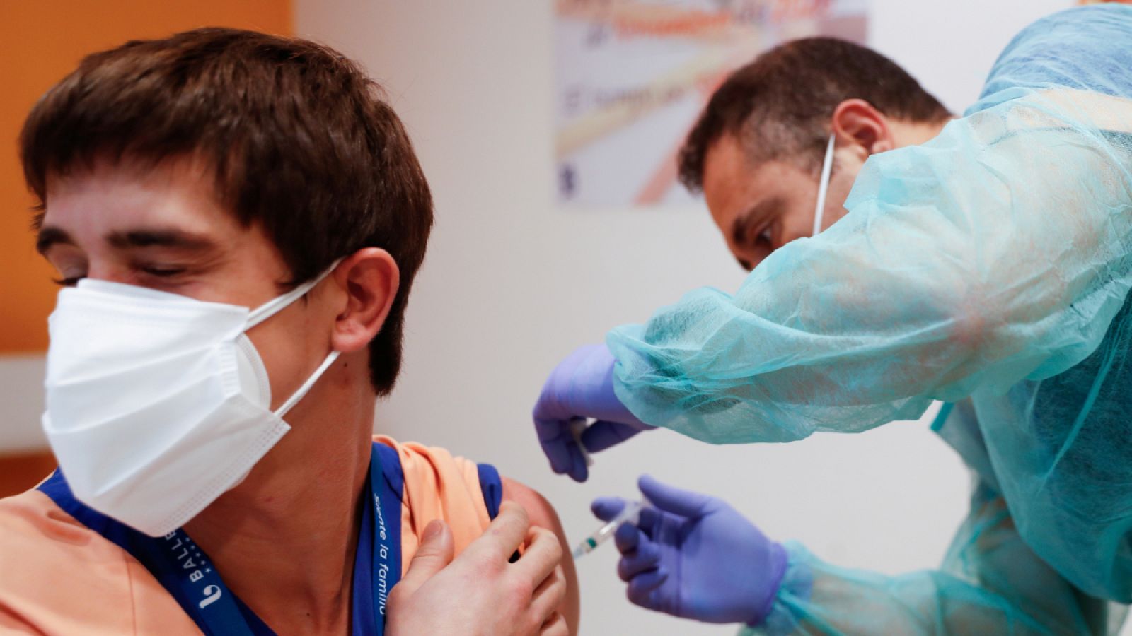 Trabajador de una residencia de Madrid recibe una vacuna de Pfizer-BioNTech.