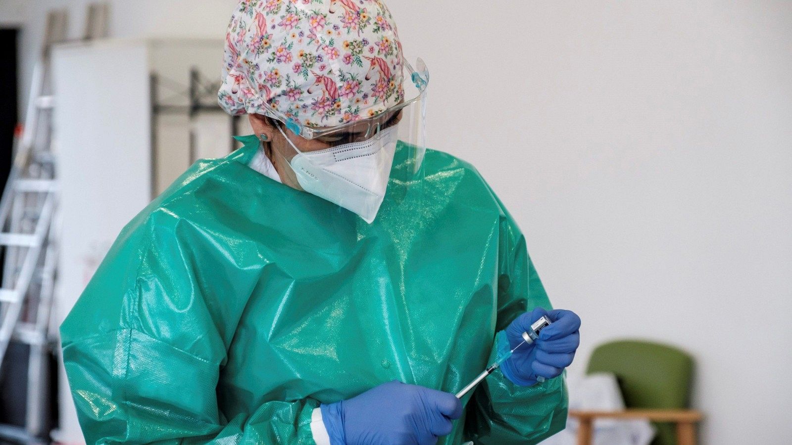 Una trabajadora prepara en la residencia Sa Serra, de Sant Antoni de Portymany (Ibiza), la segunda dosis de la vacuna contra la covid