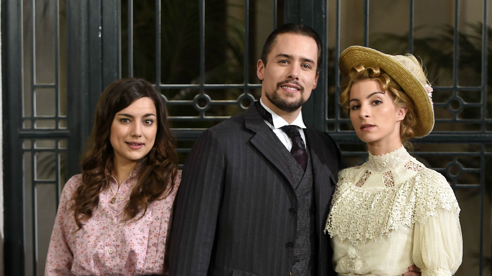 Sheyla Fariña, Roger Berruezo y Sara Miquel, durante la presentación de la primera temporada de "Acacias 38".