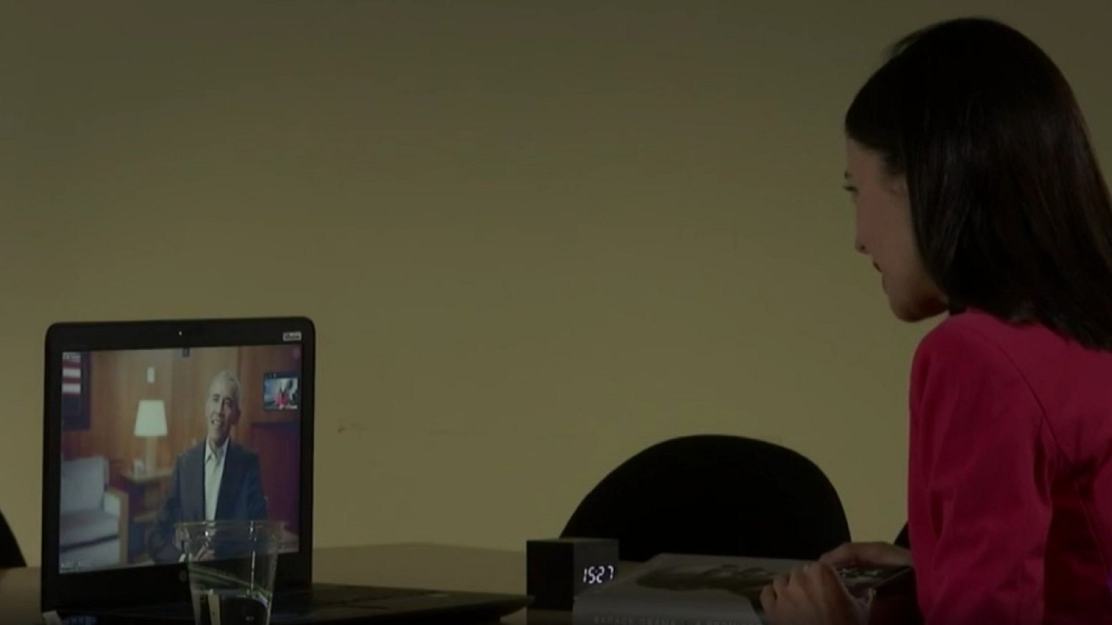 La corresponsal de RTVE en Washington, Cristina Olea, entrevistando por videoconferencia a Barack Obama